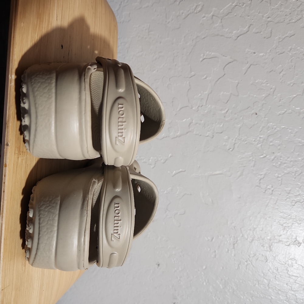 NOTHINZ Ladies 6 Jr4 Tan Clogs NWOT - Picture 2 of 3